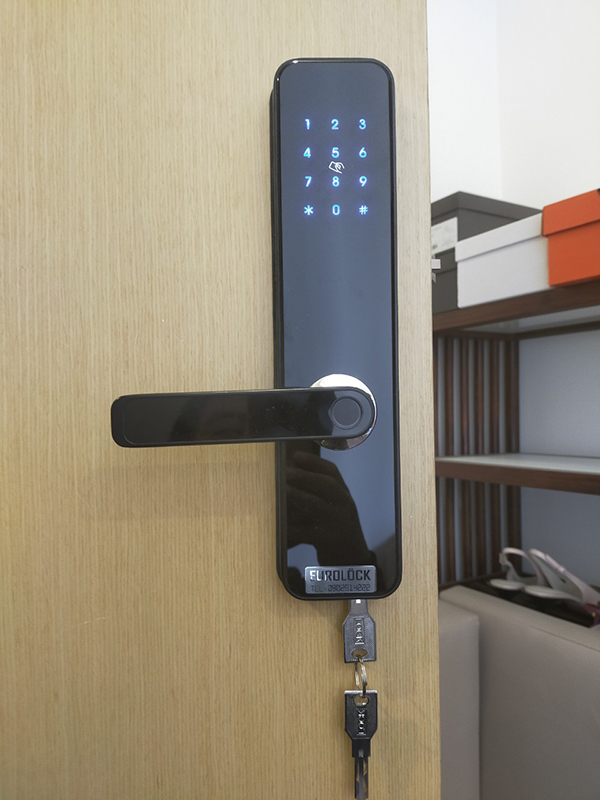 KHÓA CỬA ĐIỆN TỬ CÓ CẦN SỬ DỤNG CHÌA CƠ NỮA KHÔNG?