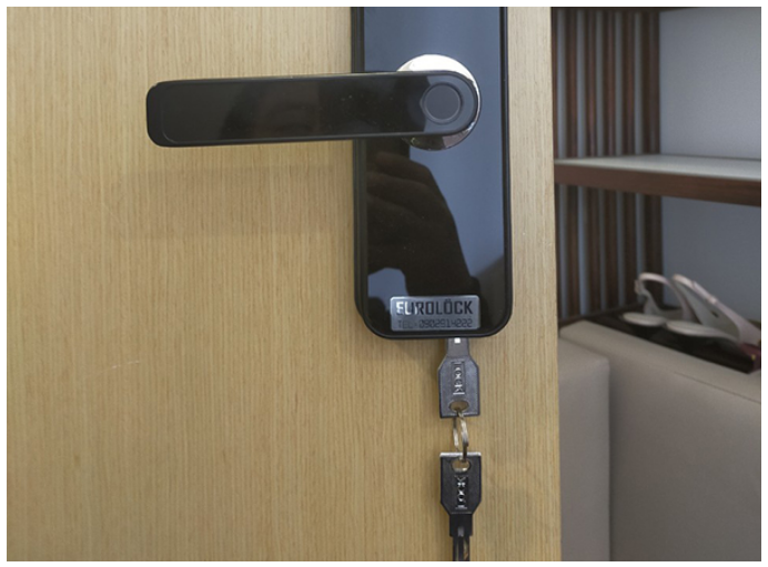 Cách mở khóa điện tử vân tay khi khóa bị hết Pin