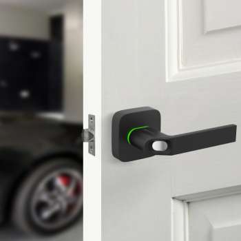 Có nên lắp đặt khóa vân tay ngoài trời? Tư vấn chi tiết